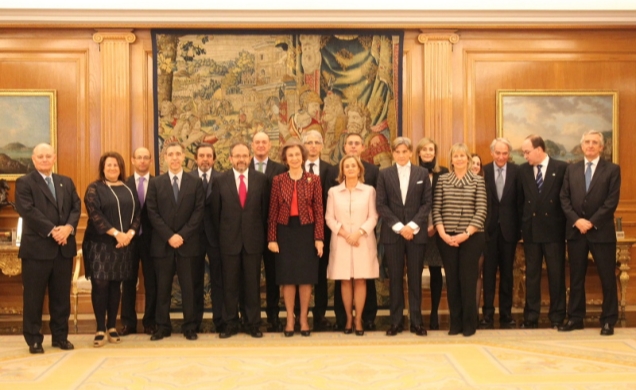 Su Majestad la Reina con el Patronato de la Fundación Tecnología y Salud